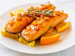 Печена риба сьомга филе с портокалов сос и чесън на фурна - снимка на рецептата